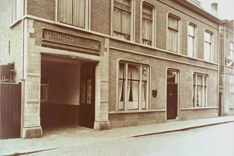 Gevel van de Martens locatie in de Rulstraat in Oosterhout uit 1931