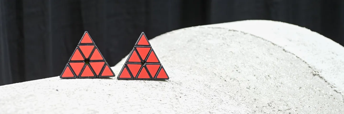 Qubebuis met rubik piramide 2