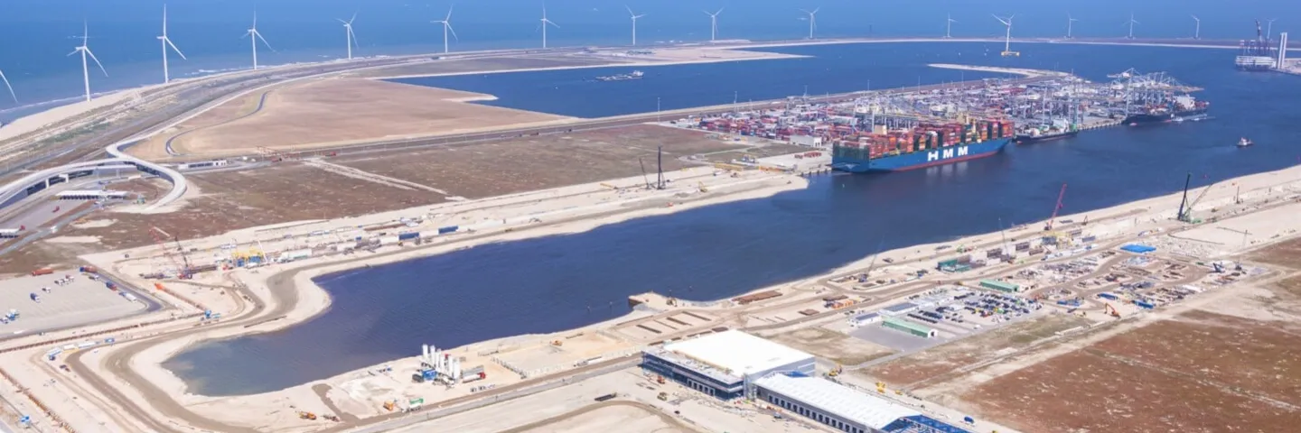 Header RWG-terminal prinses Amaliahaven vanuit de lucht gezien