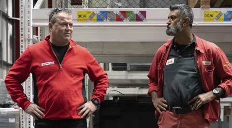 Jos en Desi in magazijn